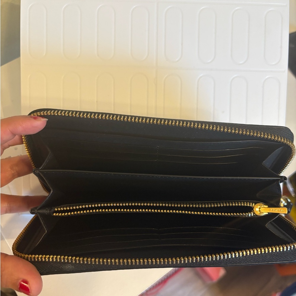 Long zip around wallet in signature canvas - Picture 5 of 9